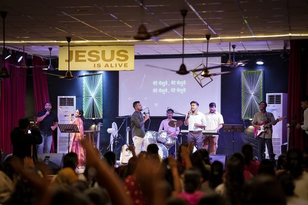 The band leading and the hall worshipping